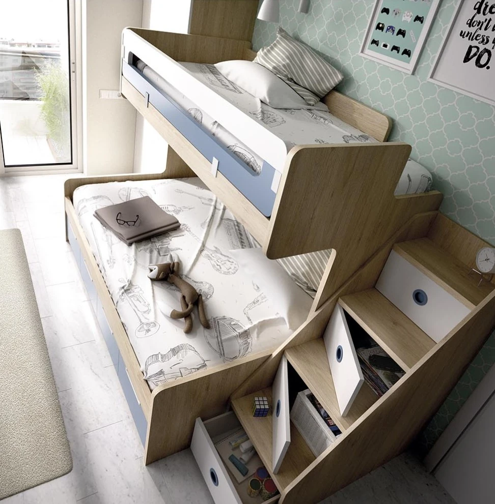Quarto infantil com beliche de madeira e escadas com gavetas